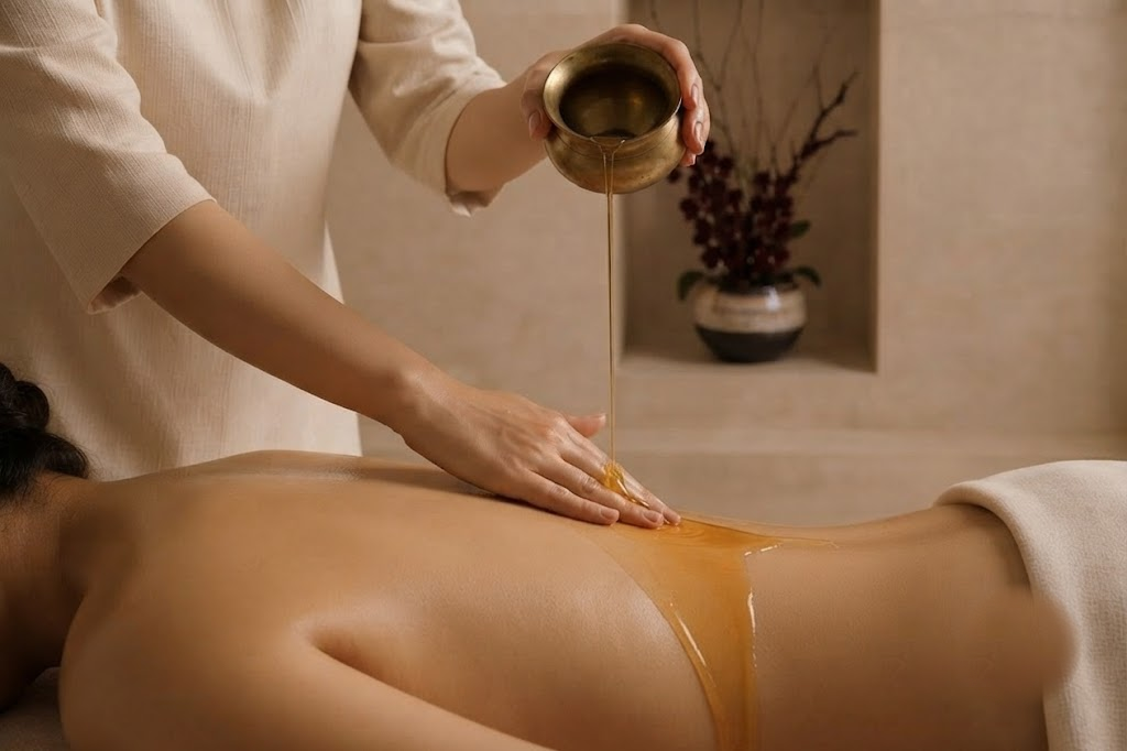 Abhyanga in Minden — warmes ayurvedisches Öl wird über die Haut gegossen, Corpus-Ritual